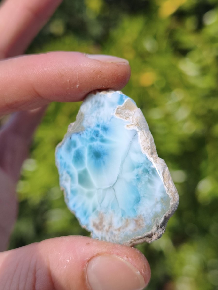 Larimar Scheibe / Anschliff – Himmelblau mit weißer Wolkenzeichnung Stufe Heilstein Unikat Sammler Deko Kristall Mineralien Unikat Pektolith - Art of Nature Berlin