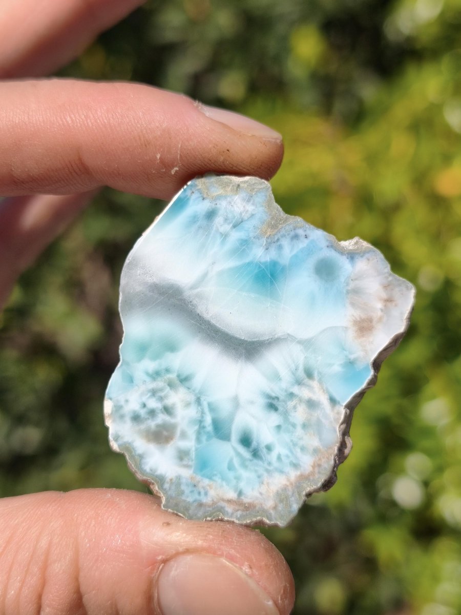 Larimar Scheibe / Anschliff – Himmelblau mit weißer Wolkenzeichnung Stufe Heilstein Unikat Sammler Deko Kristall Mineralien Unikat Pektolith - Art of Nature Berlin