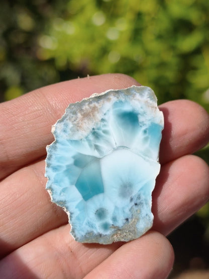Larimar Scheibe / Anschliff – Himmelblau mit weißer Wolkenzeichnung Stufe Heilstein Unikat Sammler Deko Kristall Mineralien Unikat Pektolith - Art of Nature Berlin