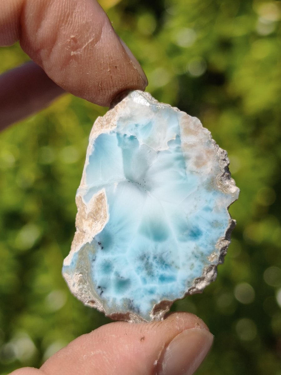 Larimar Scheibe / Anschliff – Himmelblau mit weißer Wolkenzeichnung Stufe Heilstein Unikat Sammler Deko Kristall Mineralien Unikat Pektolith - Art of Nature Berlin