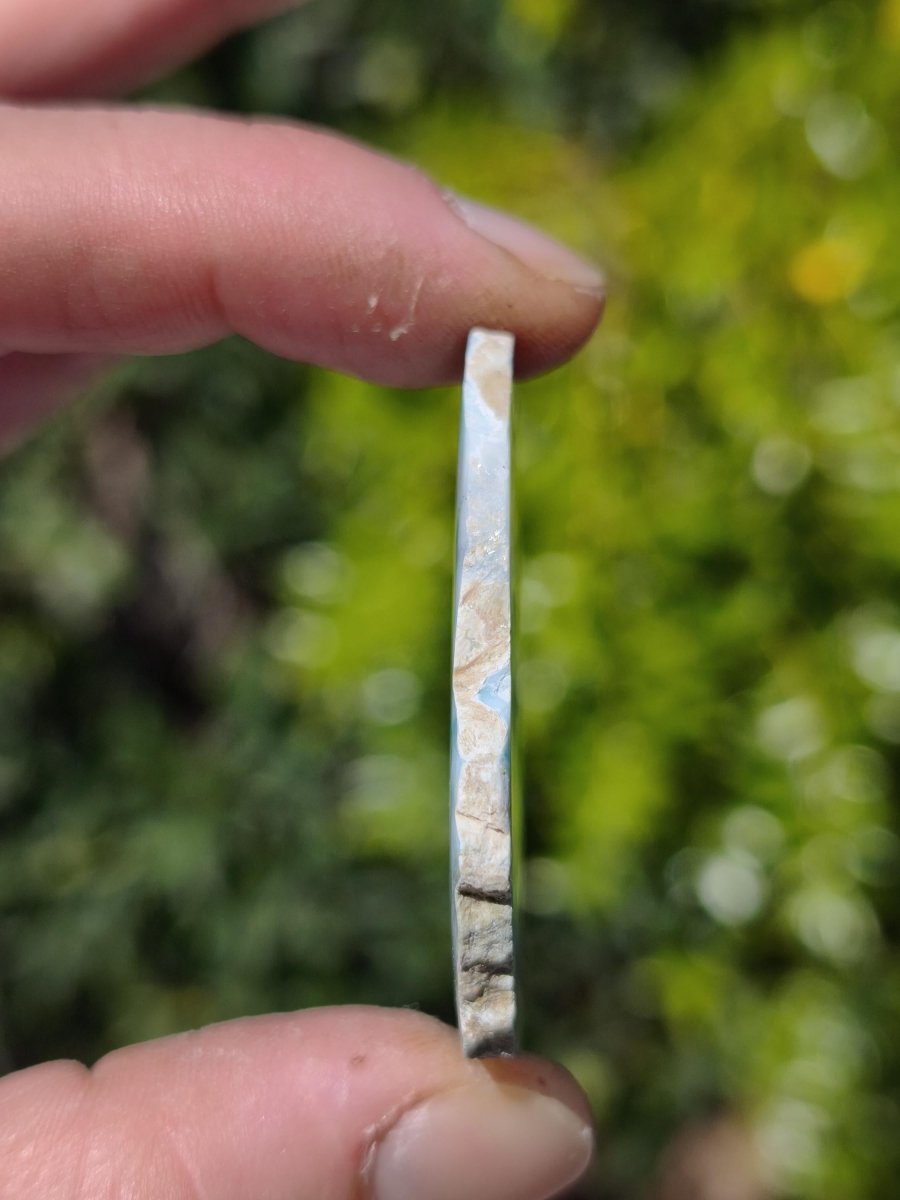 Larimar Scheibe / Anschliff – Himmelblau mit weißer Wolkenzeichnung Stufe Heilstein Unikat Sammler Deko Kristall Mineralien Unikat Pektolith - Art of Nature Berlin