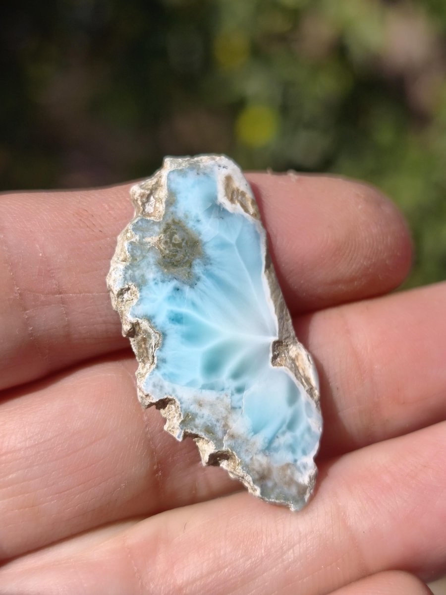 Larimar Scheibe / Anschliff – Himmelblau mit weißer Wolkenzeichnung Stufe Heilstein Unikat Sammler Deko Kristall Mineralien Unikat Pektolith - Art of Nature Berlin