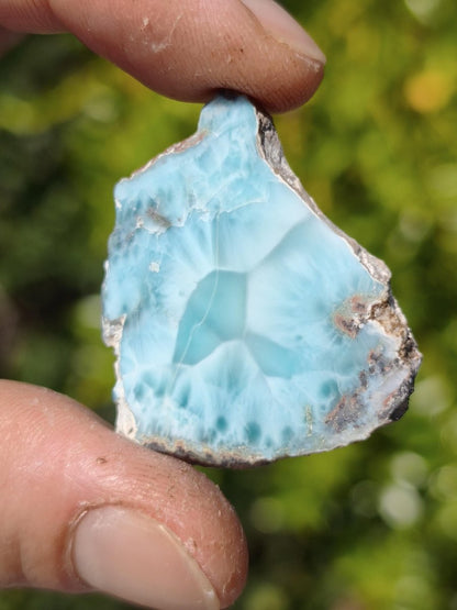 Larimar Scheibe / Anschliff – Himmelblau mit weißer Wolkenzeichnung Stufe Heilstein Unikat Sammler Deko Kristall Mineralien Unikat Pektolith - Art of Nature Berlin
