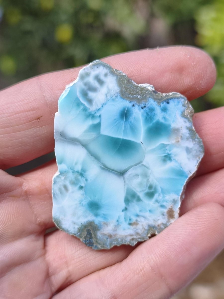 Larimar Scheibe / Anschliff – Himmelblau mit weißer Wolkenzeichnung Stufe Heilstein Unikat Sammler Deko Kristall Mineralien Unikat Pektolith - Art of Nature Berlin