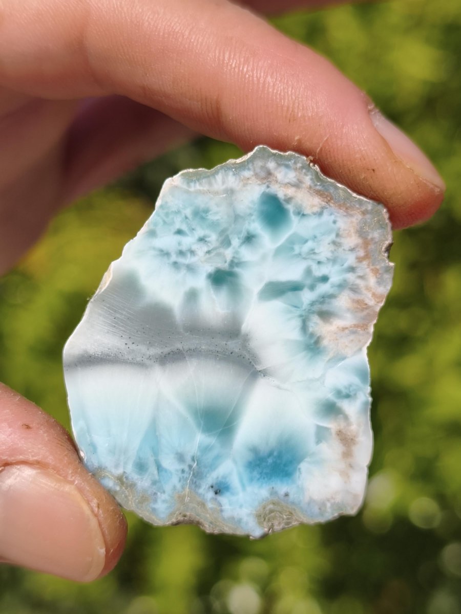 Larimar Scheibe / Anschliff – Himmelblau mit weißer Wolkenzeichnung Stufe Heilstein Unikat Sammler Deko Kristall Mineralien Unikat Pektolith - Art of Nature Berlin