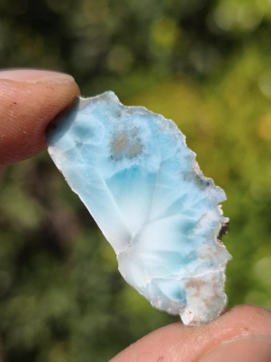 Larimar Scheibe / Anschliff – Himmelblau mit weißer Wolkenzeichnung Stufe Heilstein Unikat Sammler Deko Kristall Mineralien Unikat Pektolith - Art of Nature Berlin