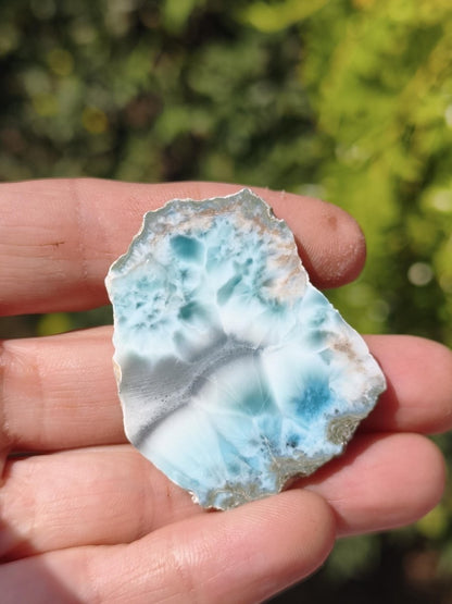Larimar Scheibe / Anschliff – Himmelblau mit weißer Wolkenzeichnung Stufe Heilstein Unikat Sammler Deko Kristall Mineralien Unikat Pektolith - Art of Nature Berlin