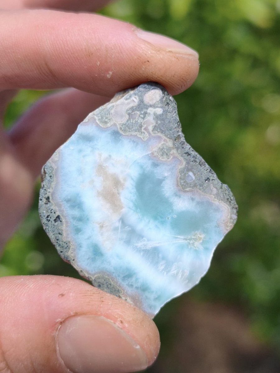Larimar Scheibe / Anschliff – Himmelblau mit weißer Wolkenzeichnung Stufe Heilstein Unikat Sammler Deko Kristall Mineralien Unikat Pektolith - Art of Nature Berlin