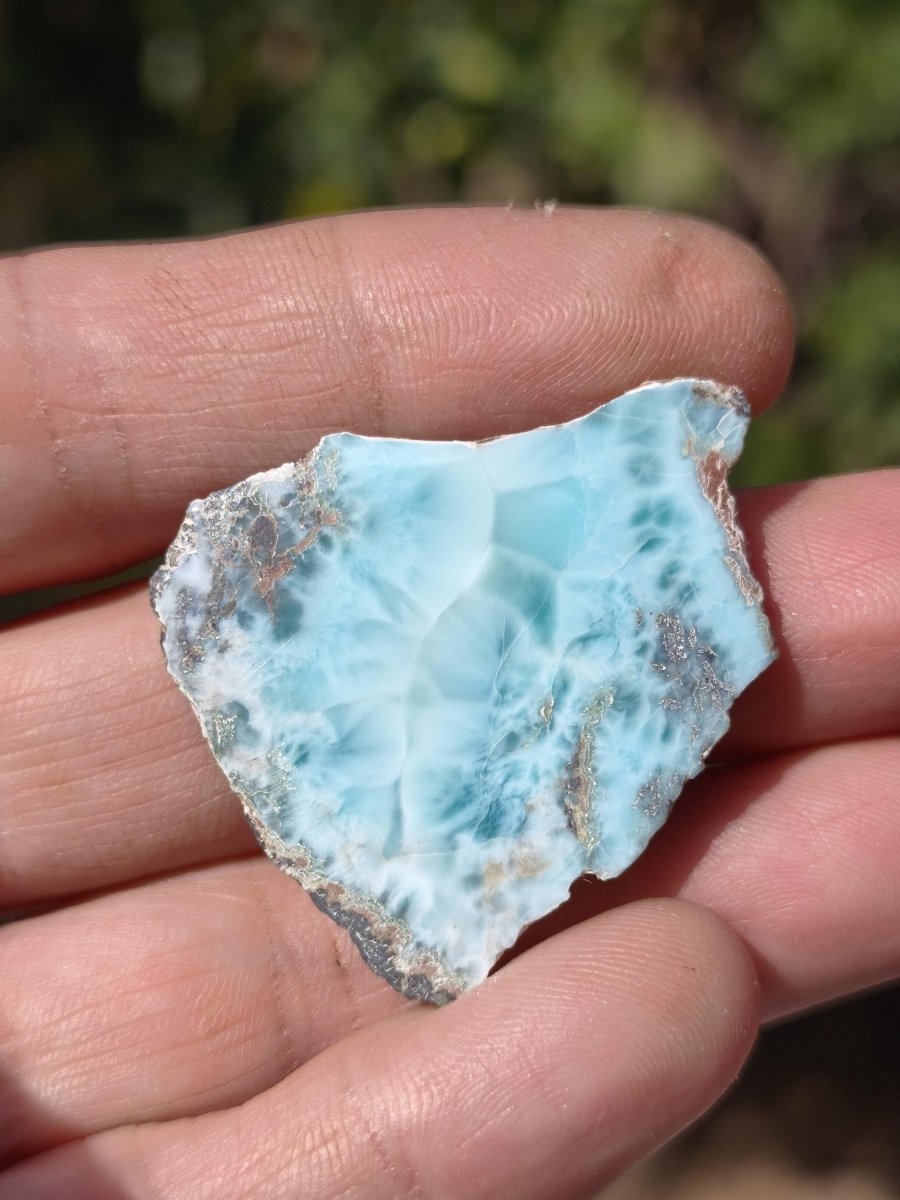 Larimar Scheibe / Anschliff – Himmelblau mit weißer Wolkenzeichnung Stufe Heilstein Unikat Sammler Deko Kristall Mineralien Unikat Pektolith - Art of Nature Berlin