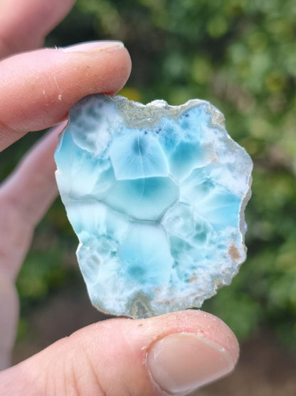 Larimar Scheibe / Anschliff – Himmelblau mit weißer Wolkenzeichnung Stufe Heilstein Unikat Sammler Deko Kristall Mineralien Unikat Pektolith - Art of Nature Berlin