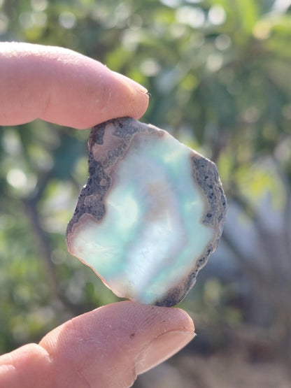 Larimar Scheibe / Anschliff – Himmelblau mit weißer Wolkenzeichnung Stufe Heilstein Unikat Sammler Deko Kristall Mineralien Unikat Pektolith - Art of Nature Berlin