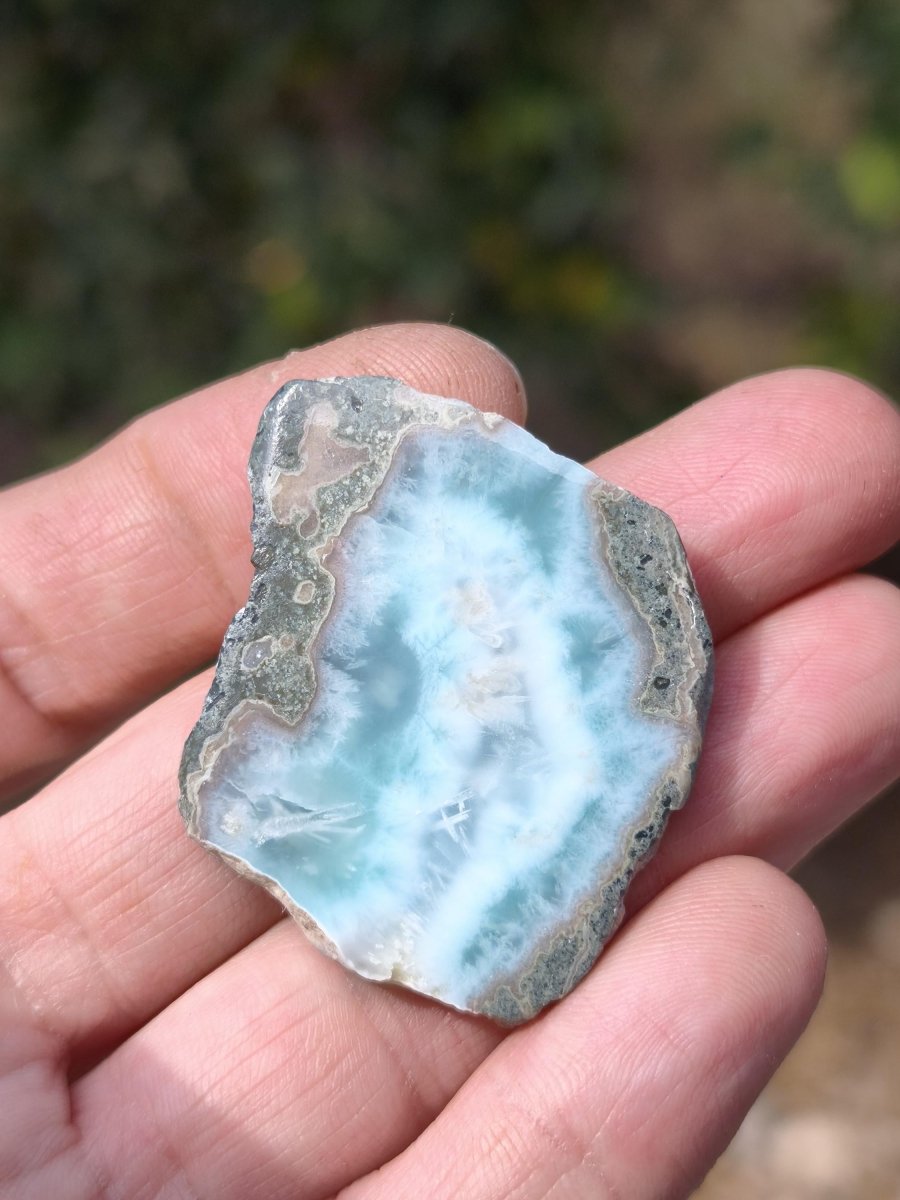 Larimar Scheibe / Anschliff – Himmelblau mit weißer Wolkenzeichnung Stufe Heilstein Unikat Sammler Deko Kristall Mineralien Unikat Pektolith - Art of Nature Berlin