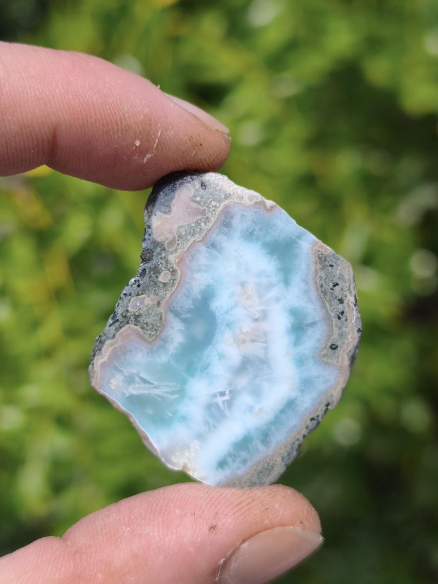 Larimar Scheibe / Anschliff – Himmelblau mit weißer Wolkenzeichnung Stufe Heilstein Unikat Sammler Deko Kristall Mineralien Unikat Pektolith - Art of Nature Berlin