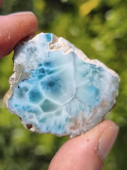 Larimar Scheibe / Anschliff – Himmelblau mit weißer Wolkenzeichnung Stufe Heilstein Unikat Sammler Deko Kristall Mineralien Unikat Pektolith - Art of Nature Berlin
