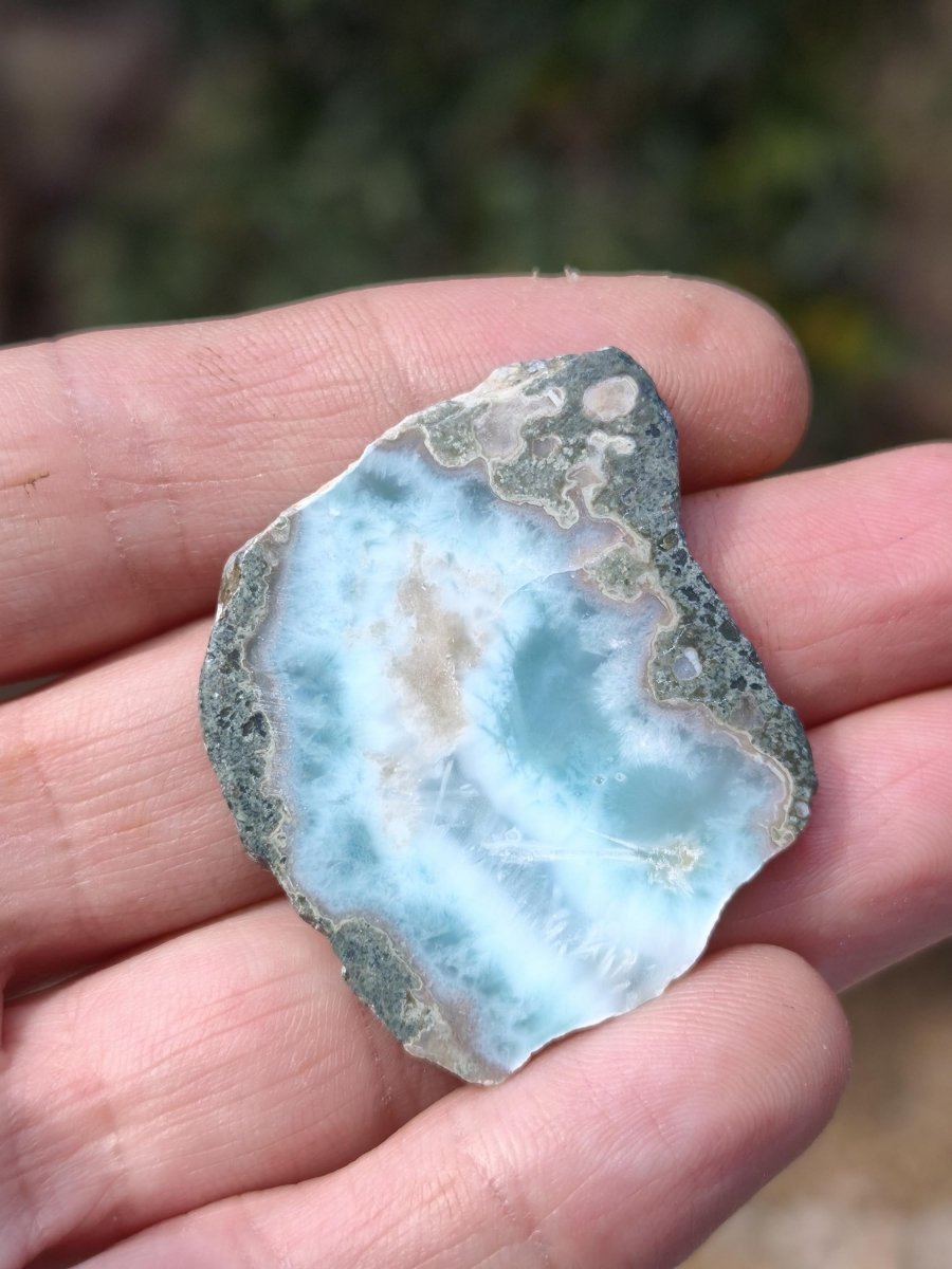 Larimar Scheibe / Anschliff – Himmelblau mit weißer Wolkenzeichnung Stufe Heilstein Unikat Sammler Deko Kristall Mineralien Unikat Pektolith - Art of Nature Berlin