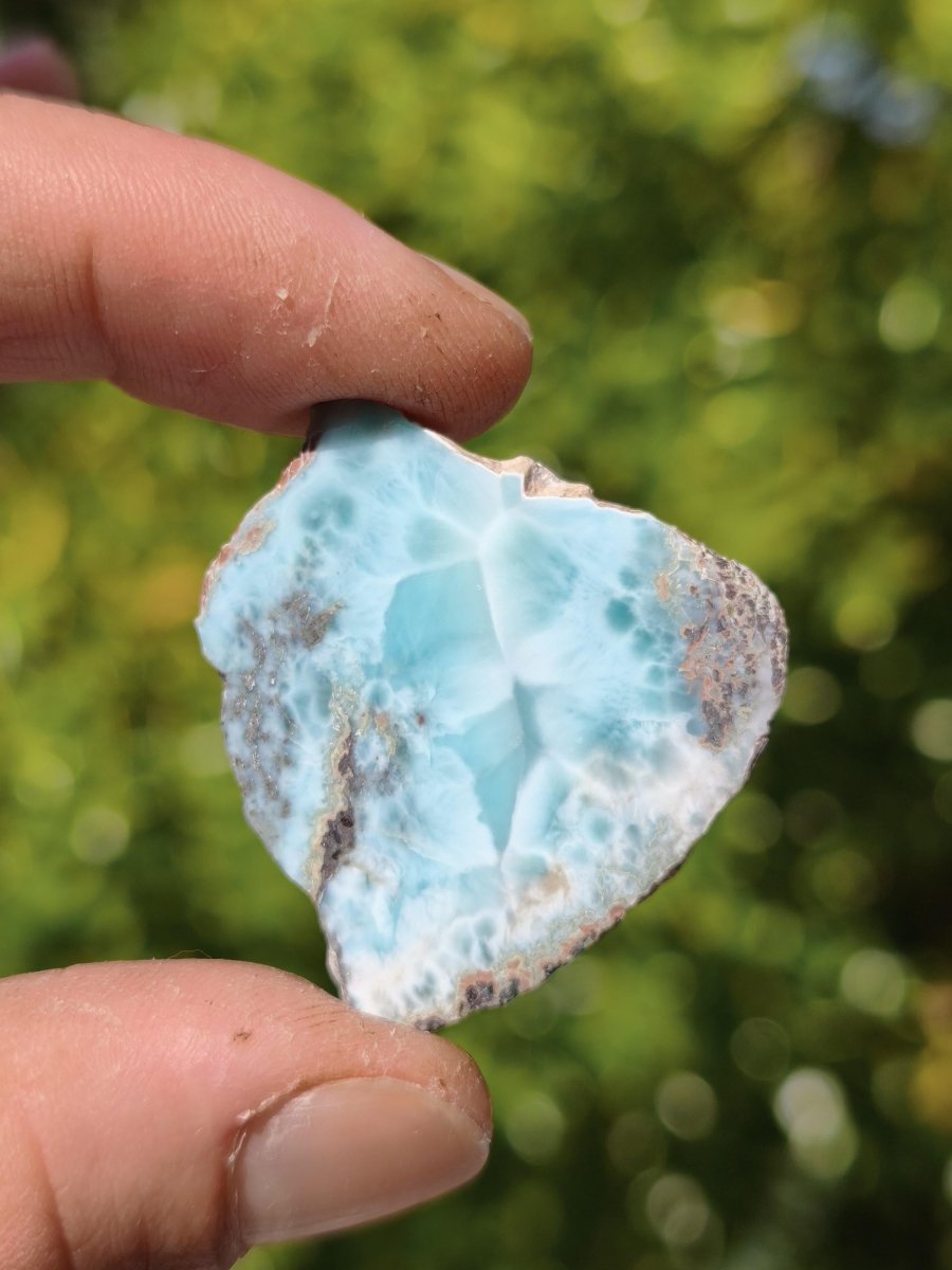 Larimar Scheibe / Anschliff – Himmelblau mit weißer Wolkenzeichnung Stufe Heilstein Unikat Sammler Deko Kristall Mineralien Unikat Pektolith - Art of Nature Berlin