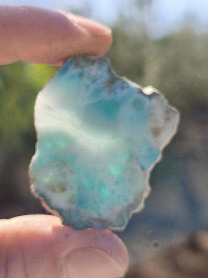 Larimar Scheibe / Anschliff – Himmelblau mit weißer Wolkenzeichnung Stufe Heilstein Unikat Sammler Deko Kristall Mineralien Unikat Pektolith - Art of Nature Berlin