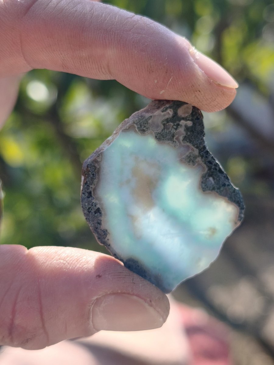 Larimar Scheibe / Anschliff – Himmelblau mit weißer Wolkenzeichnung Stufe Heilstein Unikat Sammler Deko Kristall Mineralien Unikat Pektolith - Art of Nature Berlin