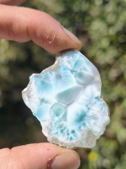 Larimar Scheibe / Anschliff – Himmelblau mit weißer Wolkenzeichnung Stufe Heilstein Unikat Sammler Deko Kristall Mineralien Unikat Pektolith - Art of Nature Berlin