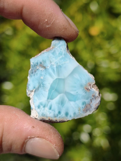 Larimar Scheibe / Anschliff – Himmelblau mit weißer Wolkenzeichnung Stufe Heilstein Unikat Sammler Deko Kristall Mineralien Unikat Pektolith - Art of Nature Berlin