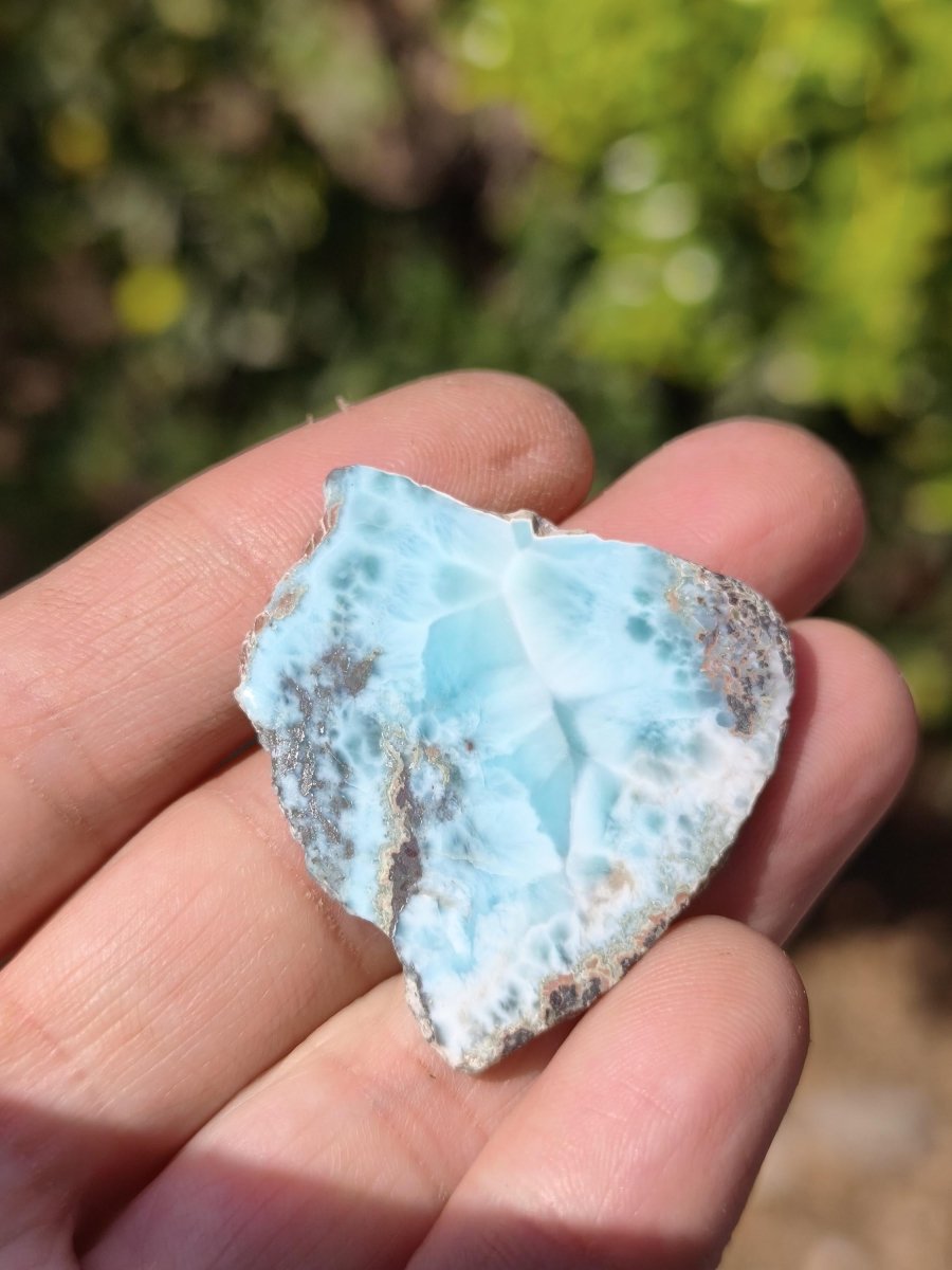 Larimar Scheibe / Anschliff – Himmelblau mit weißer Wolkenzeichnung Stufe Heilstein Unikat Sammler Deko Kristall Mineralien Unikat Pektolith - Art of Nature Berlin