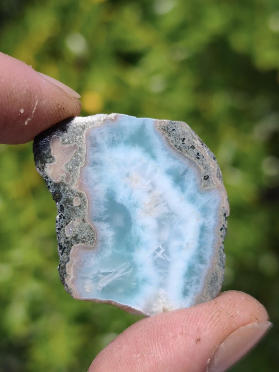 Larimar Scheibe / Anschliff – Himmelblau mit weißer Wolkenzeichnung Stufe Heilstein Unikat Sammler Deko Kristall Mineralien Unikat Pektolith - Art of Nature Berlin