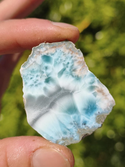 Larimar Scheibe / Anschliff – Himmelblau mit weißer Wolkenzeichnung Stufe Heilstein Unikat Sammler Deko Kristall Mineralien Unikat Pektolith - Art of Nature Berlin