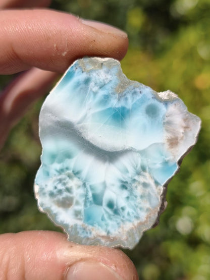 Larimar Scheibe / Anschliff – Himmelblau mit weißer Wolkenzeichnung Stufe Heilstein Unikat Sammler Deko Kristall Mineralien Unikat Pektolith - Art of Nature Berlin