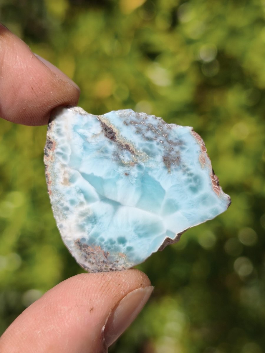 Larimar Scheibe / Anschliff – Himmelblau mit weißer Wolkenzeichnung Stufe Heilstein Unikat Sammler Deko Kristall Mineralien Unikat Pektolith - Art of Nature Berlin