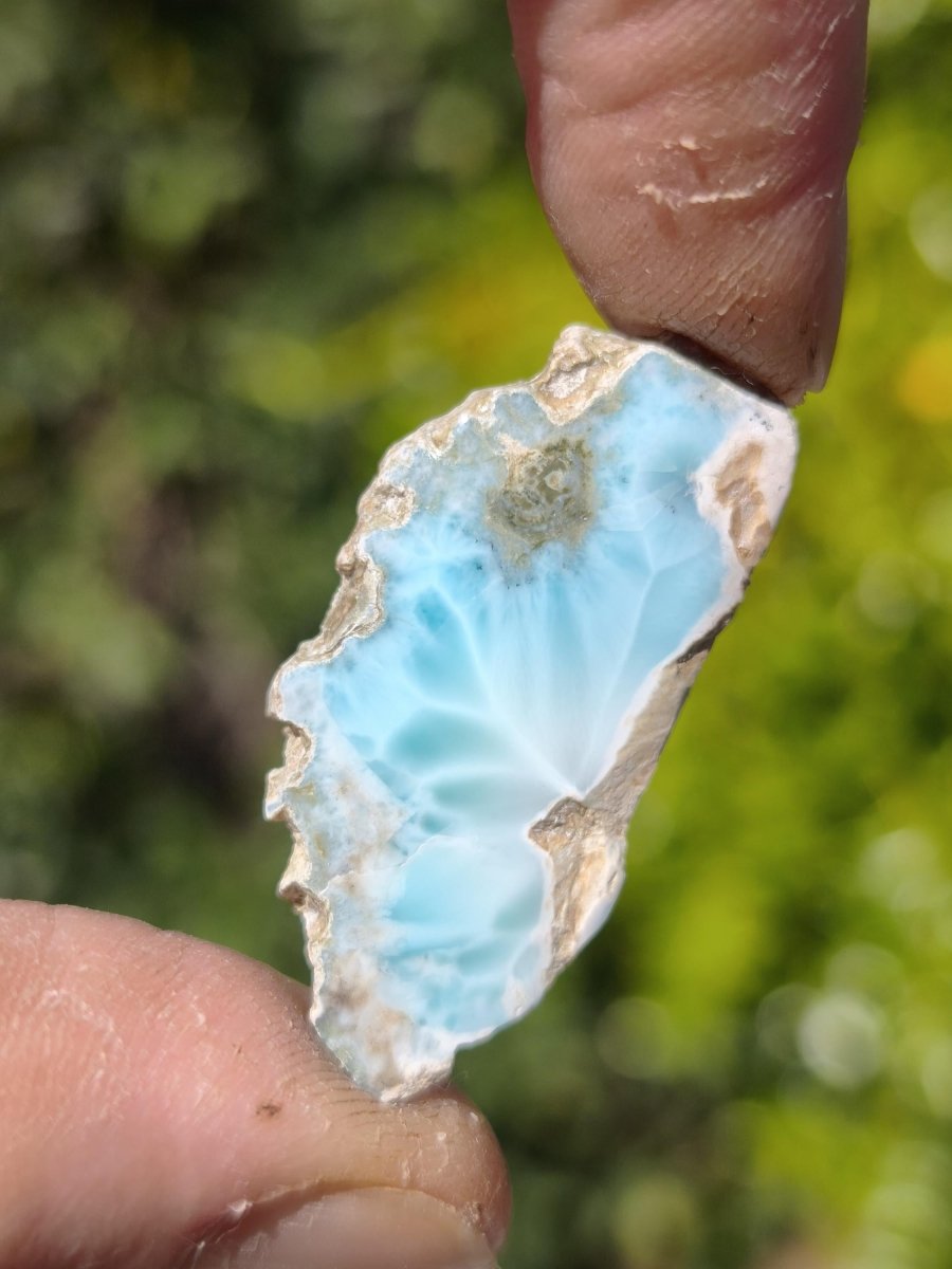 Larimar Scheibe / Anschliff – Himmelblau mit weißer Wolkenzeichnung Stufe Heilstein Unikat Sammler Deko Kristall Mineralien Unikat Pektolith - Art of Nature Berlin