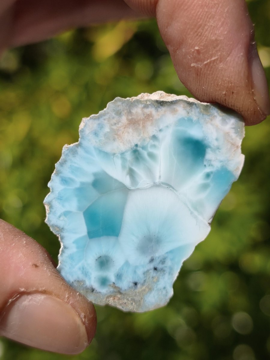 Larimar Scheibe / Anschliff – Himmelblau mit weißer Wolkenzeichnung Stufe Heilstein Unikat Sammler Deko Kristall Mineralien Unikat Pektolith - Art of Nature Berlin