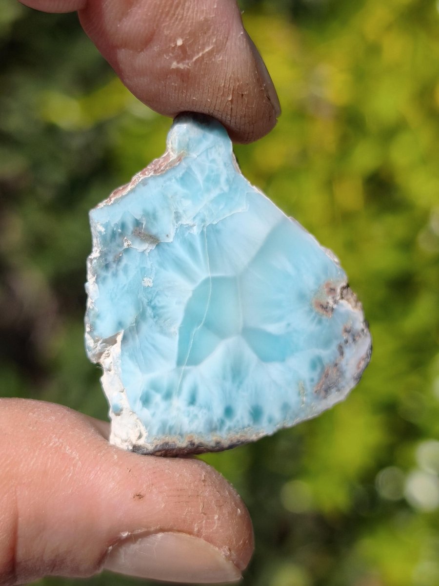Larimar Scheibe / Anschliff – Himmelblau mit weißer Wolkenzeichnung Stufe Heilstein Unikat Sammler Deko Kristall Mineralien Unikat Pektolith - Art of Nature Berlin