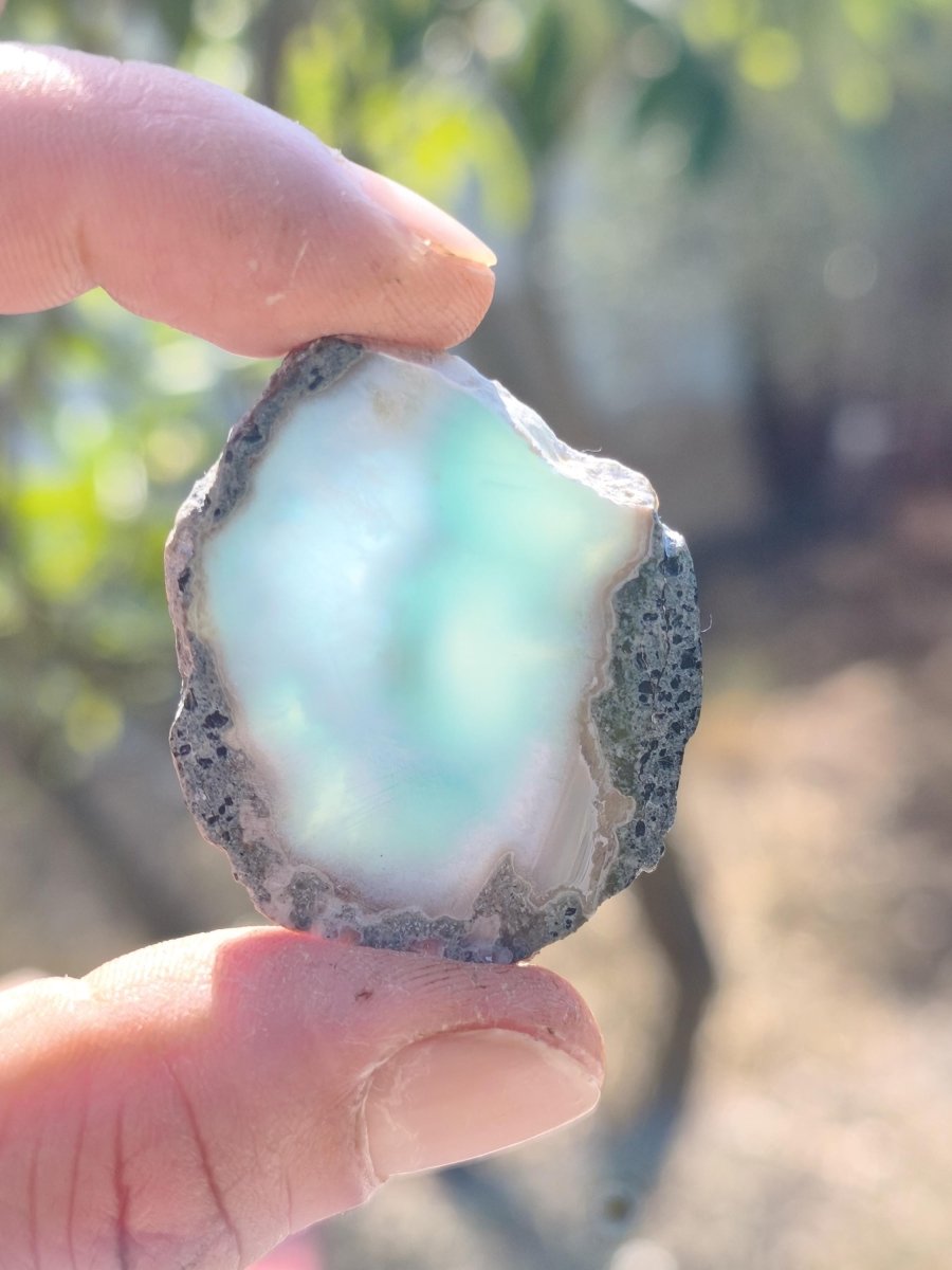 Larimar Scheibe / Anschliff – Himmelblau mit weißer Wolkenzeichnung Stufe Heilstein Unikat Sammler Deko Kristall Mineralien Unikat Pektolith - Art of Nature Berlin