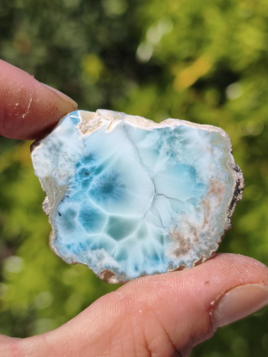 Larimar Scheibe / Anschliff – Himmelblau mit weißer Wolkenzeichnung Stufe Heilstein Unikat Sammler Deko Kristall Mineralien Unikat Pektolith - Art of Nature Berlin
