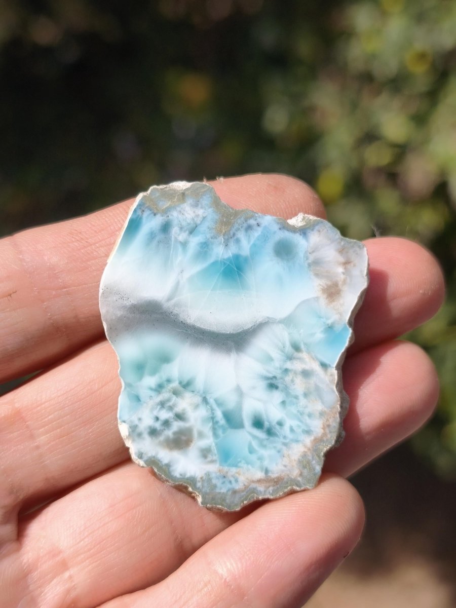Larimar Scheibe / Anschliff – Himmelblau mit weißer Wolkenzeichnung Stufe Heilstein Unikat Sammler Deko Kristall Mineralien Unikat Pektolith - Art of Nature Berlin