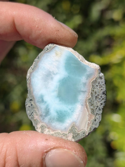 Larimar Scheibe / Anschliff – Himmelblau mit weißer Wolkenzeichnung Stufe Heilstein Unikat Sammler Deko Kristall Mineralien Unikat Pektolith - Art of Nature Berlin