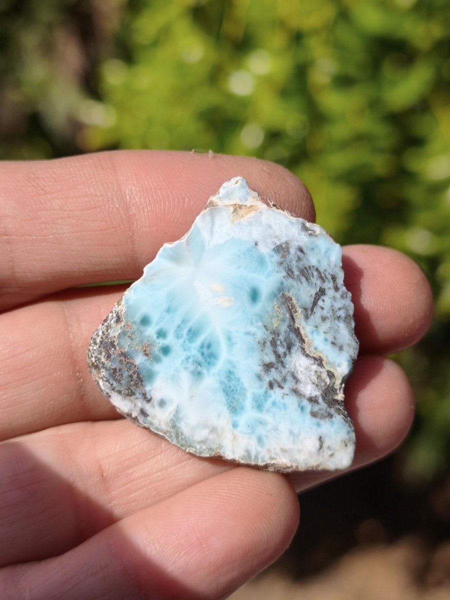 Larimar Scheibe / Anschliff – Himmelblau mit weißer Wolkenzeichnung Stufe Heilstein Unikat Sammler Deko Kristall Mineralien Unikat Pektolith - Art of Nature Berlin