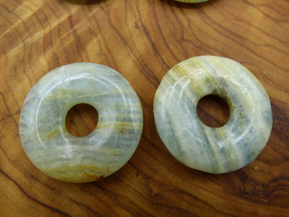 Lemurian Aquatine / Onyx blau / Aragonit Calcit 30mm ~ Edelstein Kette HIPPIE GOA Boho Tibet Ethno Nature Donut Schutzsymbol Heilstein Meer - Art of Nature Berlin