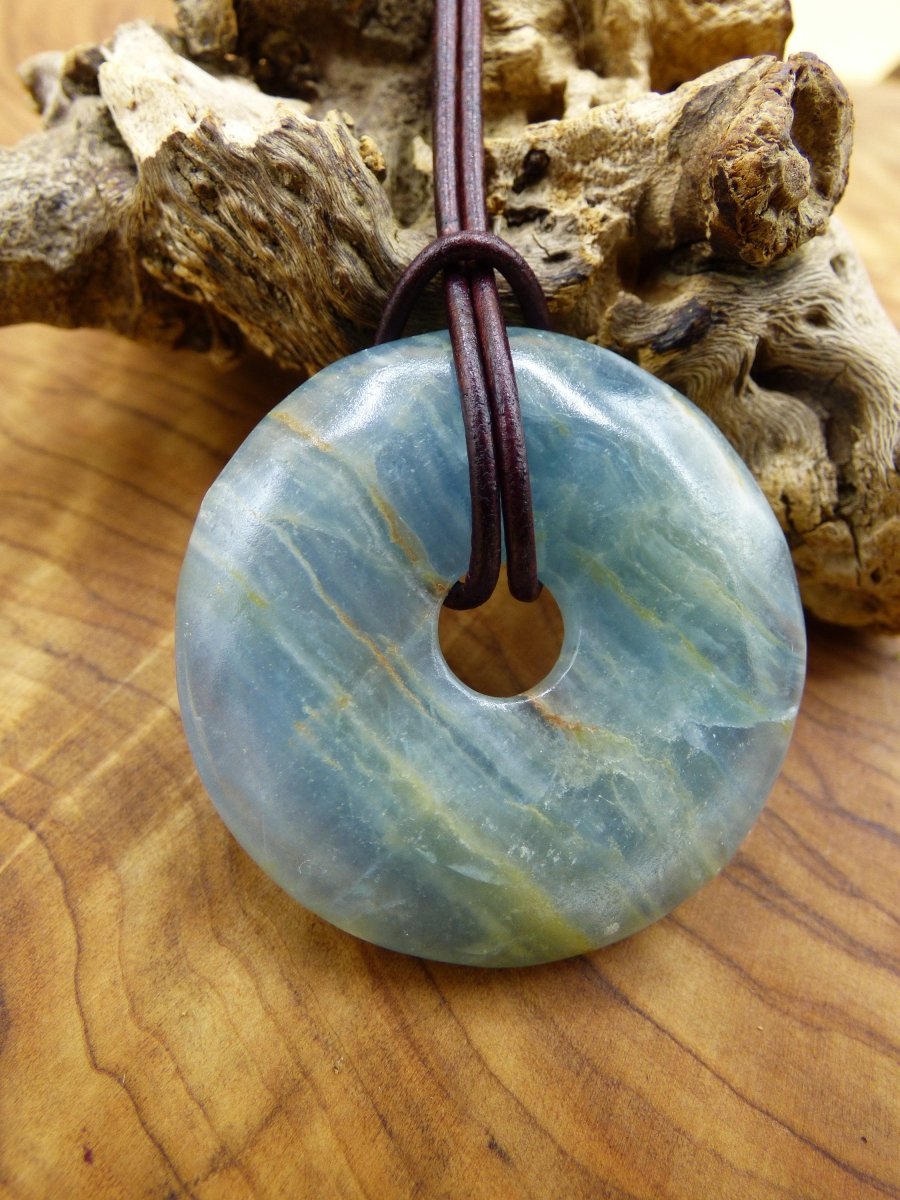 Lemurian Aquatine / Onyx blau / Aragonit Calcit 40mm ~ Edelstein Kette HIPPIE GOA Boho Tibet Ethno Nature Donut Schutzsymbol Heilstein Meer - Art of Nature Berlin