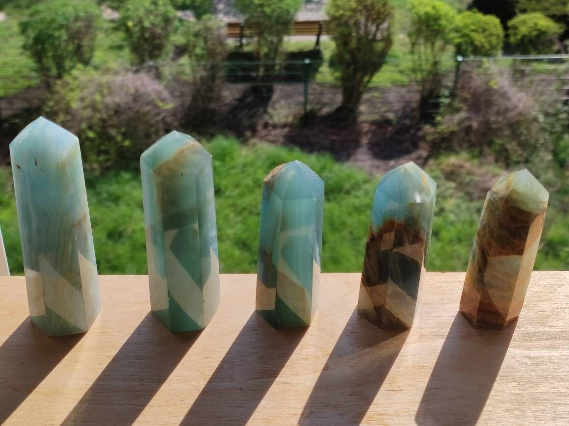 Lemurian Aquatine / Onyx Blau (Aragonit Calcit) ~ Kristall Point Spitze Turm Obelisk ~ Magische Edelstein Deko Massagestab HIPPIE Heilstein - Art of Nature Berlin