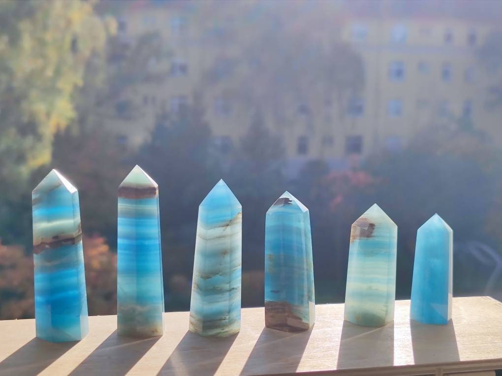 Lemurian Aquatine / Onyx Blau (Aragonit Calcit) ~ Kristall Point Spitze Turm Obelisk ~ Magische Edelstein Deko Massagestab HIPPIE Heilstein - Art of Nature Berlin