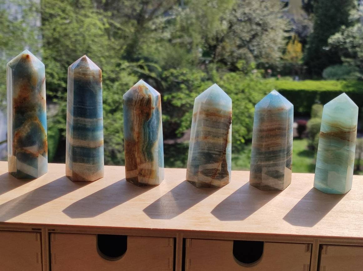 Lemurian Aquatine / Onyx Blau (Aragonit Calcit) ~ Kristall Point Spitze Turm Obelisk ~ Magische Edelstein Deko Massagestab HIPPIE Heilstein - Art of Nature Berlin