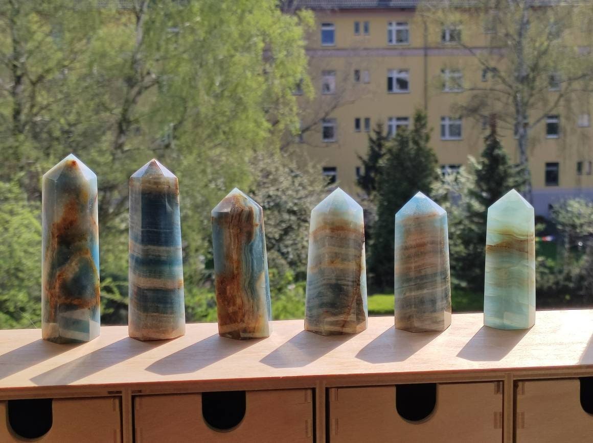 Lemurian Aquatine / Onyx Blau (Aragonit Calcit) ~ Kristall Point Spitze Turm Obelisk ~ Magische Edelstein Deko Massagestab HIPPIE Heilstein - Art of Nature Berlin