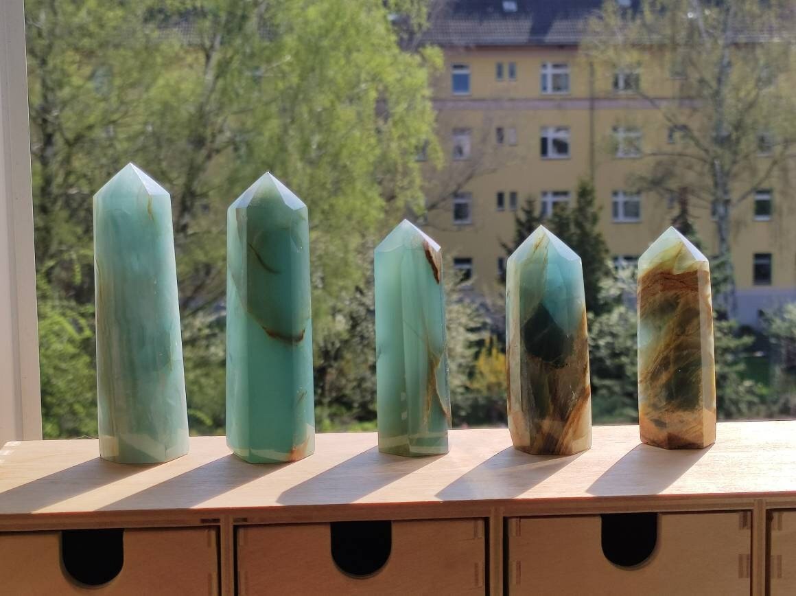 Lemurian Aquatine / Onyx Blau (Aragonit Calcit) ~ Kristall Point Spitze Turm Obelisk ~ Magische Edelstein Deko Massagestab HIPPIE Heilstein - Art of Nature Berlin