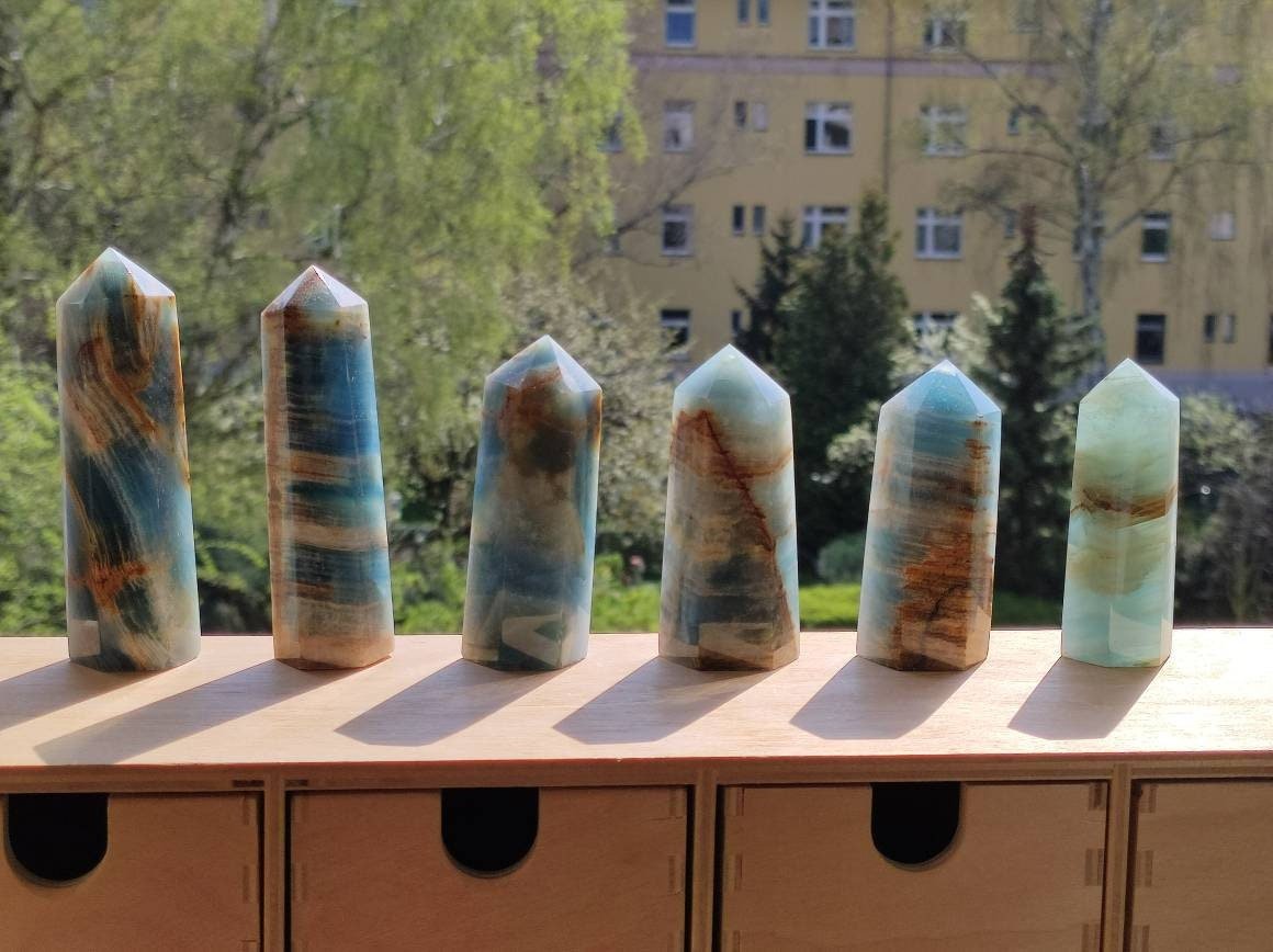 Lemurian Aquatine / Onyx Blau (Aragonit Calcit) ~ Kristall Point Spitze Turm Obelisk ~ Magische Edelstein Deko Massagestab HIPPIE Heilstein - Art of Nature Berlin