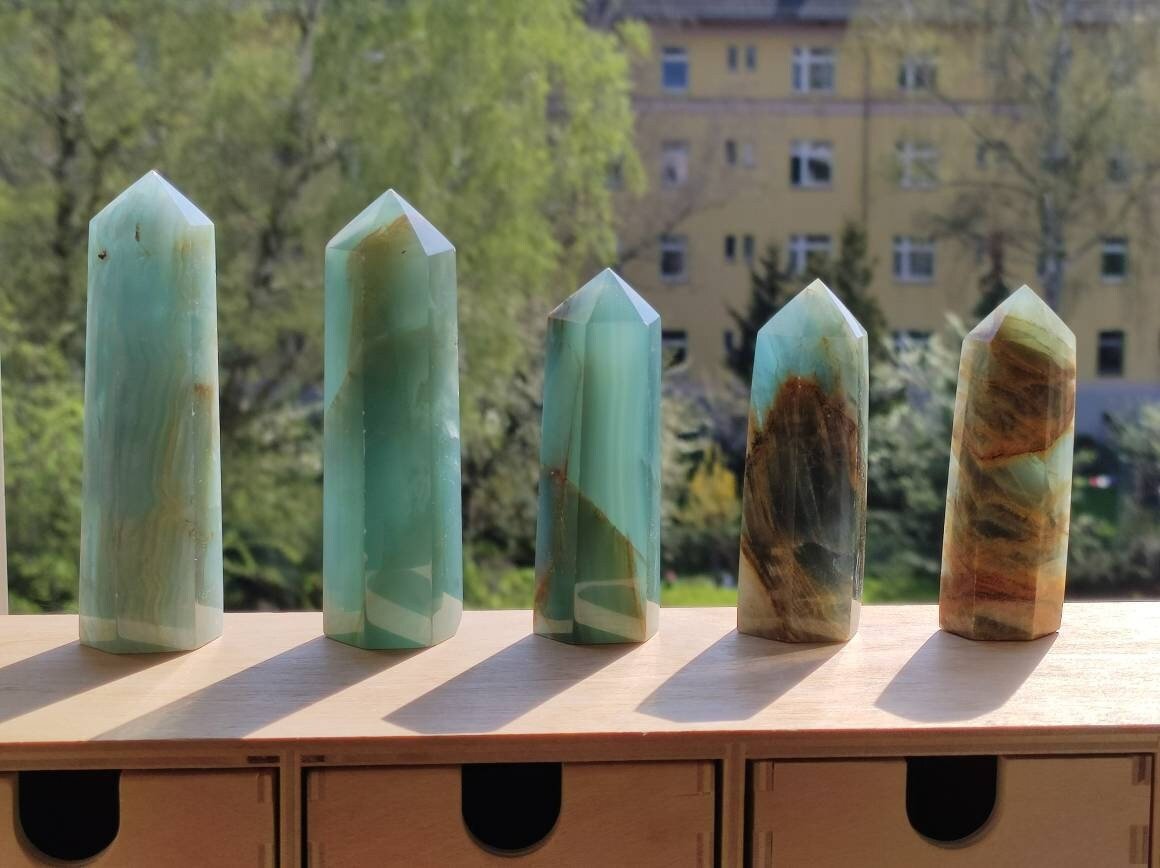 Lemurian Aquatine / Onyx Blau (Aragonit Calcit) ~ Kristall Point Spitze Turm Obelisk ~ Magische Edelstein Deko Massagestab HIPPIE Heilstein - Art of Nature Berlin