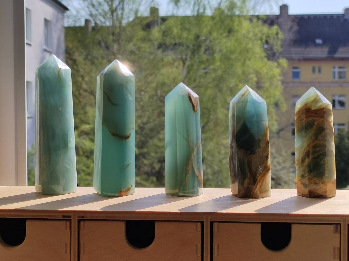 Lemurian Aquatine / Onyx Blau (Aragonit Calcit) ~ Kristall Point Spitze Turm Obelisk ~ Magische Edelstein Deko Massagestab HIPPIE Heilstein - Art of Nature Berlin