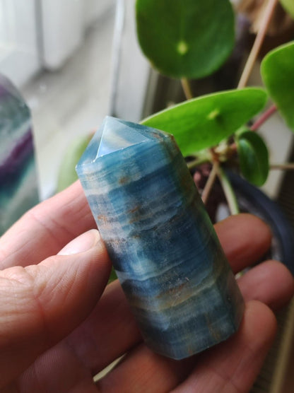 Lemurian Aquatine / Onyx blau / Aragonit Calcit Turm Obelisk Spitze Edelstein Kristall Deko rund Rarität Sammler Unikat HIPPIE Heilstein - Art of Nature Berlin