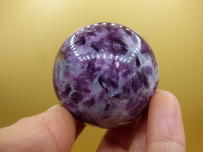Lepidolith - Edelstein Kugel lila Natur Heilstein Deko Sphere Kristall Geschenk Er Sie Haus Einweihung Wohnung Energie Kraft Sammler Rarität - Art of Nature Berlin