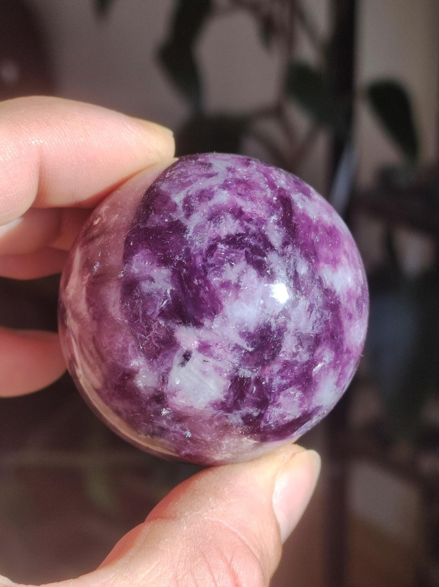 Lepidolith - Edelstein Kugel lila Natur Heilstein Deko Sphere Kristall Geschenk Er Sie Haus Einweihung Wohnung Energie Kraft Sammler Rarität - Art of Nature Berlin